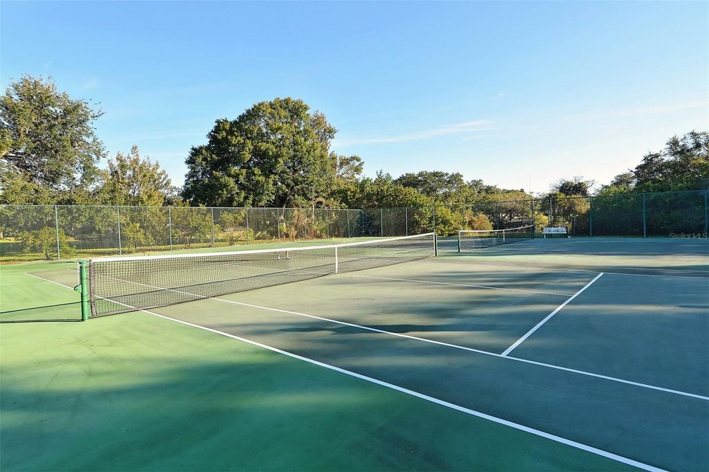 Image 37 of property listing at 664 WOODLAWN DRIVE, Bradenton, FL 34210