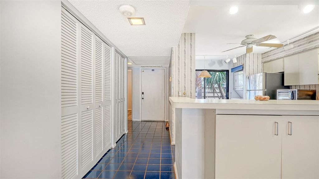 Image 5 of property listing at 664 WOODLAWN DRIVE, Bradenton, FL 34210