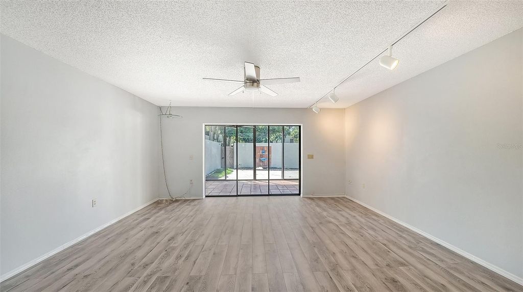 Image 7 of property listing at 664 WOODLAWN DRIVE, Bradenton, FL 34210