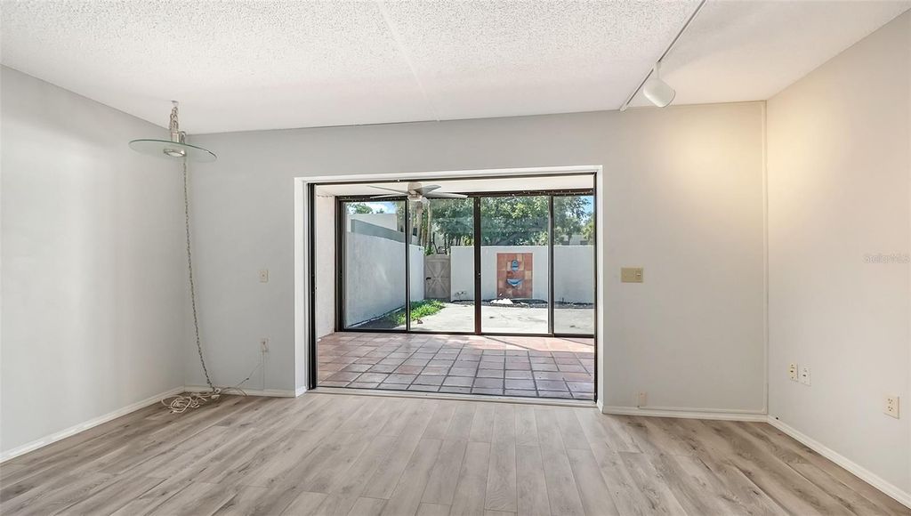 Image 8 of property listing at 664 WOODLAWN DRIVE, Bradenton, FL 34210