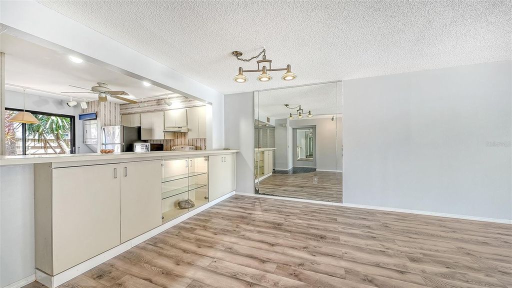 Image 10 of property listing at 664 WOODLAWN DRIVE, Bradenton, FL 34210