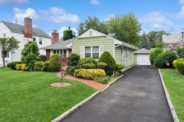 1122 Scott Drive, Valley Stream, NY 11580