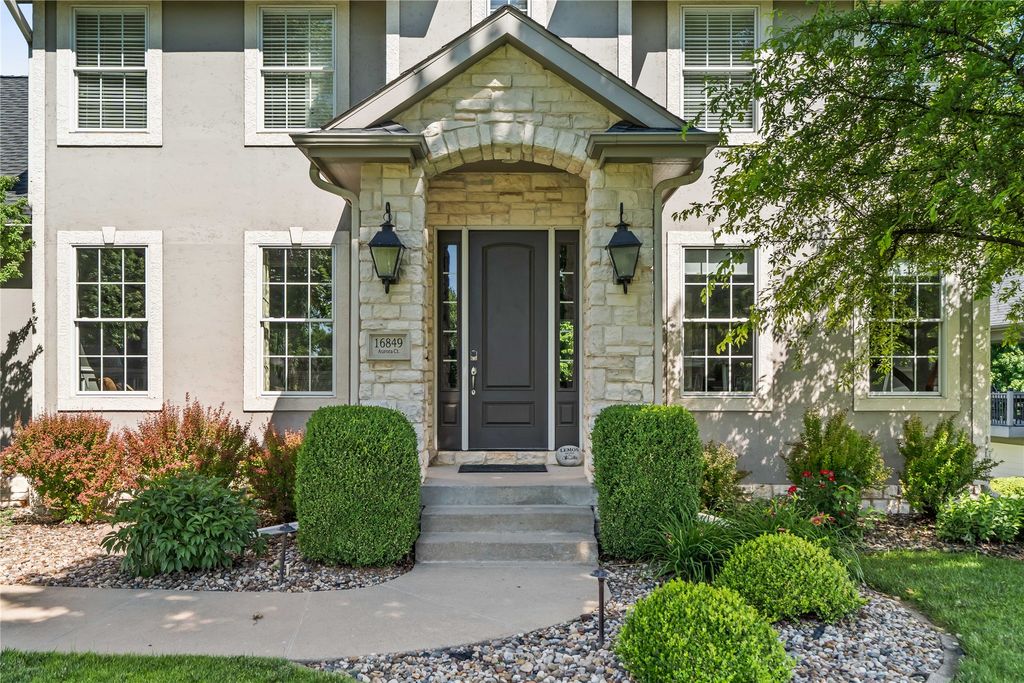 16849 Aurora Court, Clive, IA 50325