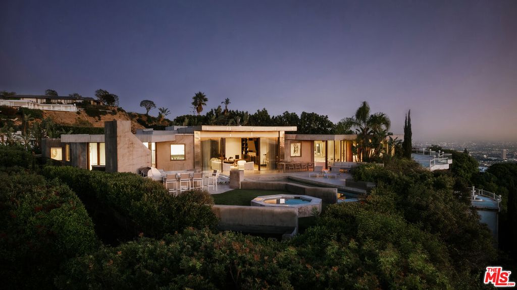 Image 1 of property listing at 301 Trousdale Pl, Beverly Hills, CA 90210