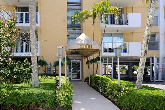 2000 NE 135th St 906, North Miami, FL 33181
