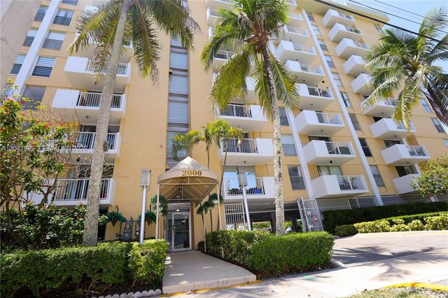 2000 NE 135th St 906, North Miami, FL 33181