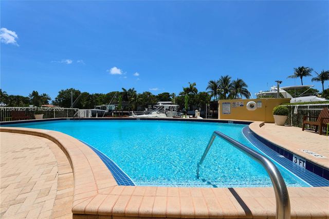 2000 NE 135th St 906, North Miami, FL 33181