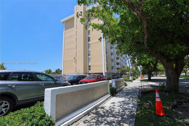 2000 NE 135th St 906, North Miami, FL 33181
