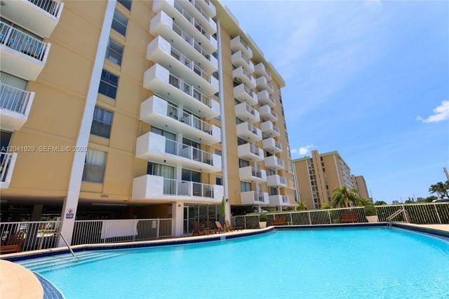 2000 NE 135th St 906, North Miami, FL 33181