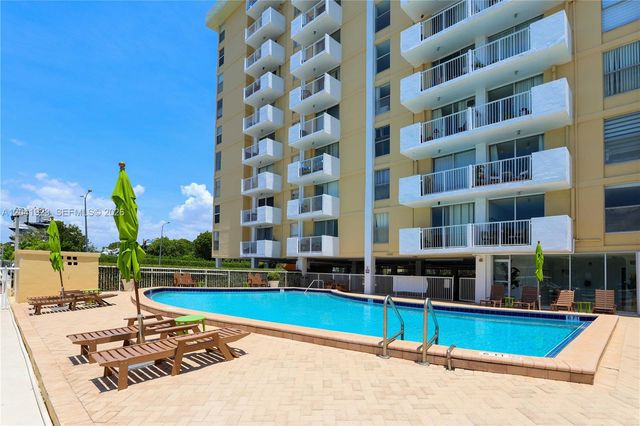 2000 NE 135th St 906, North Miami, FL 33181