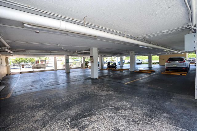 2000 NE 135th St 906, North Miami, FL 33181