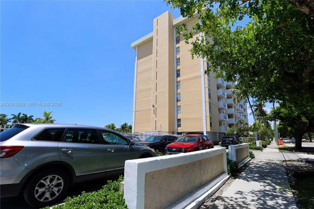 2000 NE 135th St 906, North Miami, FL 33181
