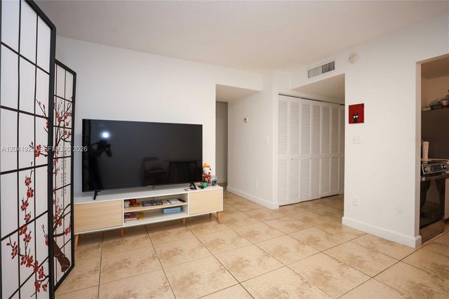 2000 NE 135th St 906, North Miami, FL 33181