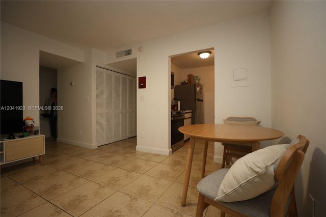 2000 NE 135th St 906, North Miami, FL 33181