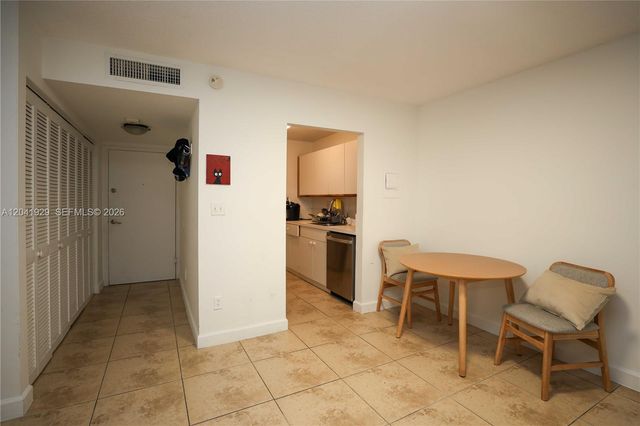 2000 NE 135th St 906, North Miami, FL 33181