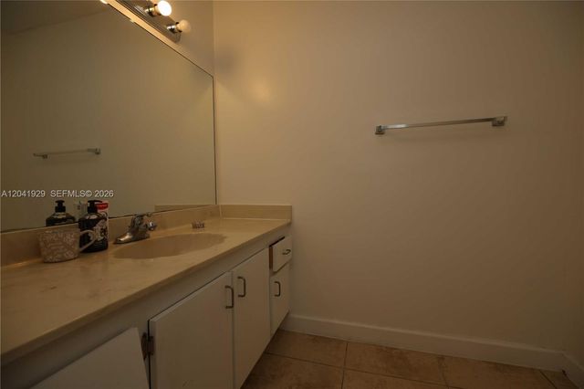 2000 NE 135th St 906, North Miami, FL 33181