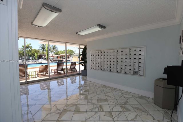 2000 NE 135th St 906, North Miami, FL 33181