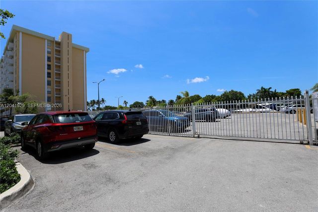 2000 NE 135th St 906, North Miami, FL 33181