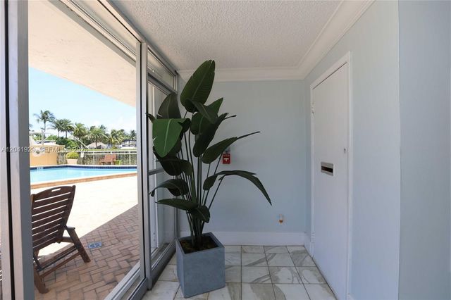 2000 NE 135th St 906, North Miami, FL 33181