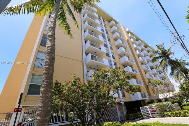 2000 NE 135th St 906, North Miami, FL 33181