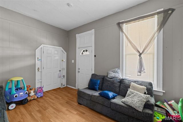 49 N Harvey Avenue, St Louis, MO 63135