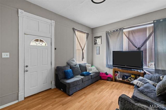 49 N Harvey Avenue, St Louis, MO 63135