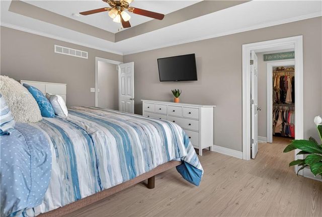 5835 LAKECREST Drive, Shawnee, KS 66218