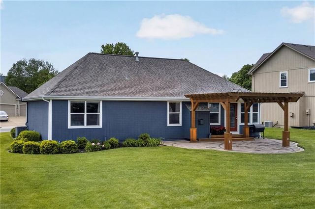 5835 LAKECREST Drive, Shawnee, KS 66218