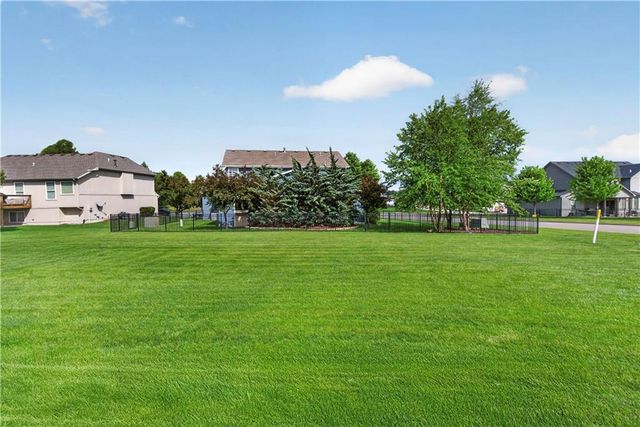 5835 LAKECREST Drive, Shawnee, KS 66218