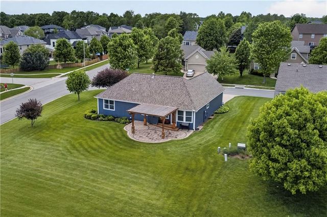 5835 LAKECREST Drive, Shawnee, KS 66218