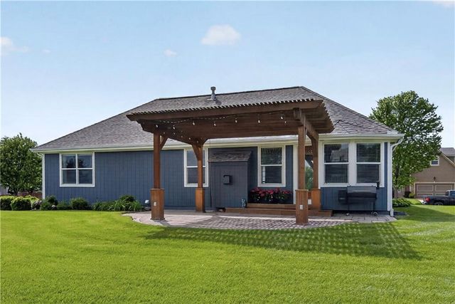 5835 LAKECREST Drive, Shawnee, KS 66218