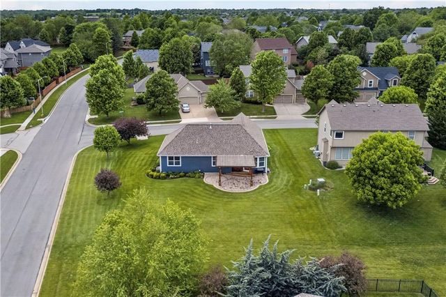 5835 LAKECREST Drive, Shawnee, KS 66218