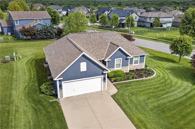 5835 LAKECREST Drive, Shawnee, KS 66218