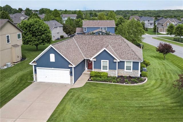 5835 LAKECREST Drive, Shawnee, KS 66218