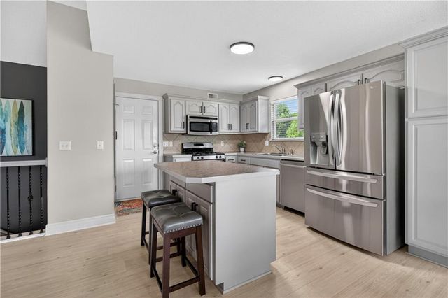 5835 LAKECREST Drive, Shawnee, KS 66218