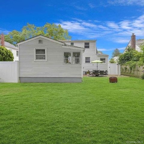 187 N Fulton Avenue, Lindenhurst, NY 11757