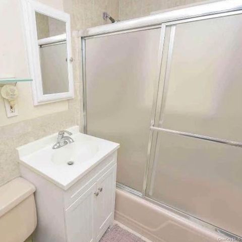 187 N Fulton Avenue, Lindenhurst, NY 11757