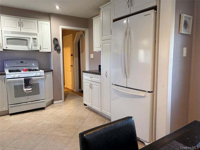 187 N Fulton Avenue, Lindenhurst, NY 11757