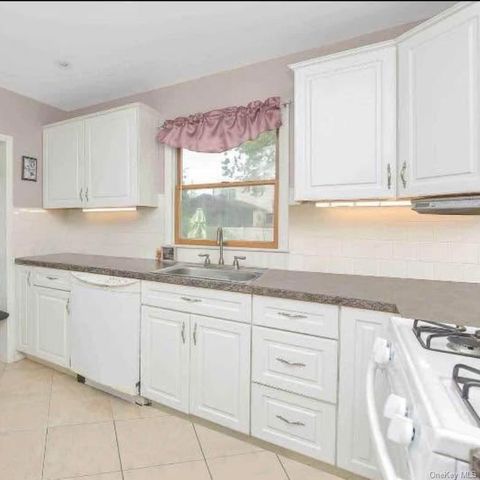 187 N Fulton Avenue, Lindenhurst, NY 11757