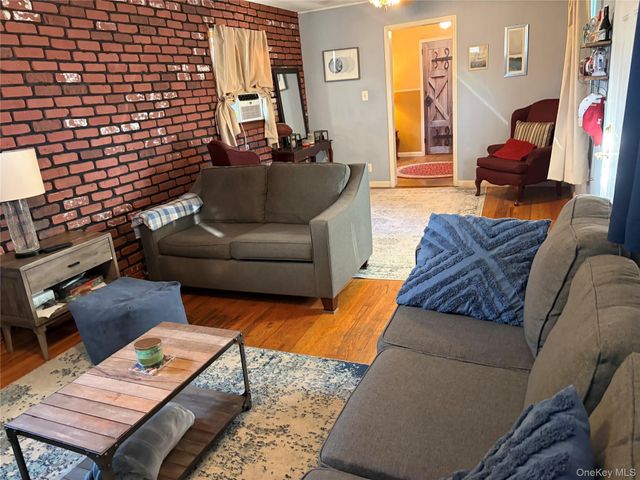 187 N Fulton Avenue, Lindenhurst, NY 11757