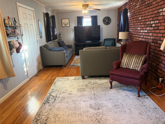187 N Fulton Avenue, Lindenhurst, NY 11757