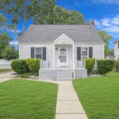 187 N Fulton Avenue, Lindenhurst, NY 11757