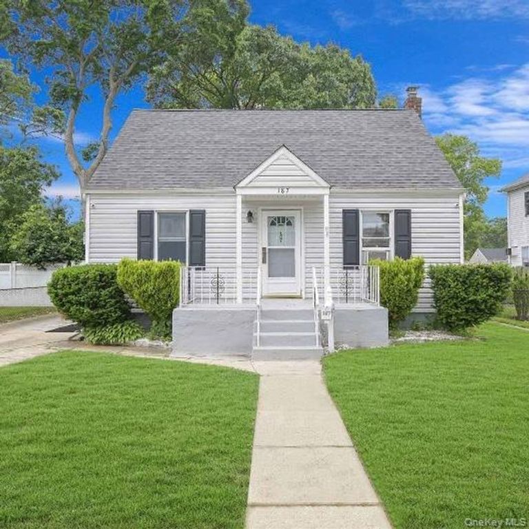 187 N Fulton Avenue, Lindenhurst, NY 11757