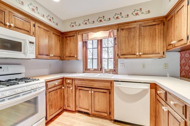 1721 Rhode Island Avenue N, Golden Valley, MN 55427