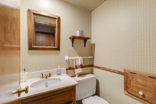 1721 Rhode Island Avenue N, Golden Valley, MN 55427