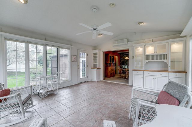 1721 Rhode Island Avenue N, Golden Valley, MN 55427
