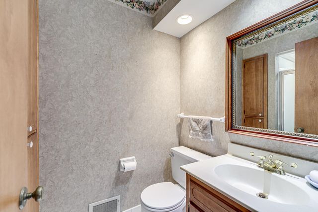 1721 Rhode Island Avenue N, Golden Valley, MN 55427