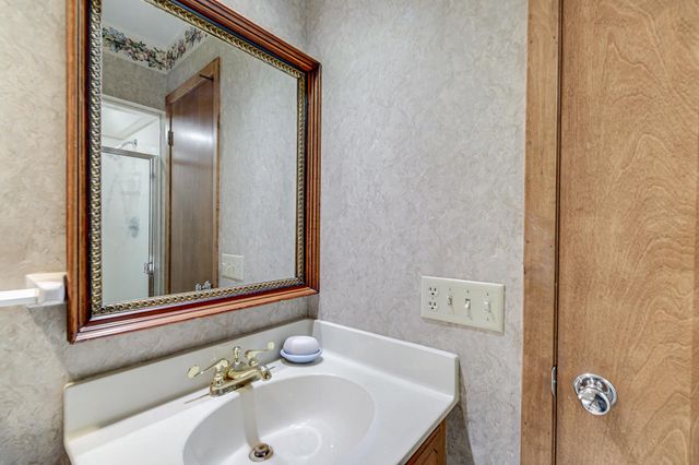 1721 Rhode Island Avenue N, Golden Valley, MN 55427