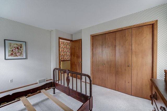 1721 Rhode Island Avenue N, Golden Valley, MN 55427