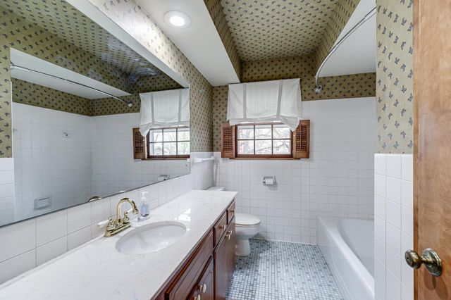 1721 Rhode Island Avenue N, Golden Valley, MN 55427